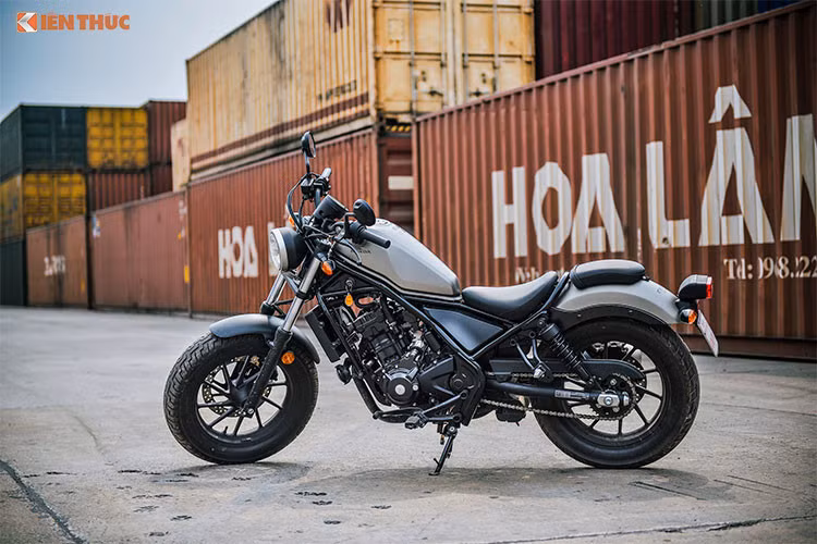 Mẫu xe môtô Honda Rebel 300 lần đầu tiên được Honda Việt Nam (HVN) giới thiệu vào năm 2017 và đã trở thành một trong những mẫu Cruiser thu hút được sự quan tâm nhất của những người đam mê xe. Mới đây, hãng xe máy Nhật Bản đã thổi làn gió mới bằng việc bổ sung thêm màu mới để nâng tầm phong cách cho Rebel 300.