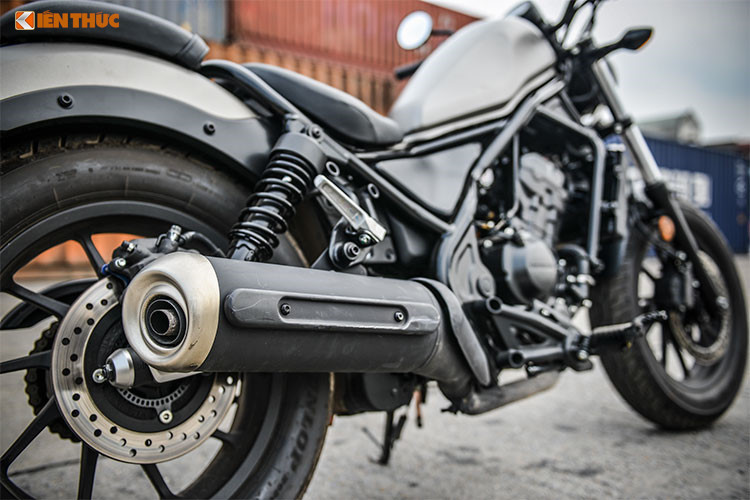 Hệ thống ống xả mới của Honda Rebel 300 tại Việt Nam được thiết kế dạng đơn thay cho ống xả đôi của những phiên bản trước. Các chi tiết khác như gác chân trước sau, hệ thống khung sườn, đầu đèn... phù hợp với tổng thể của chiếc xe và cho cảm giác khá bắt mắt. Gạt để chân dạng gãy bằng kim loại cho cả người ngồi trước và sau.