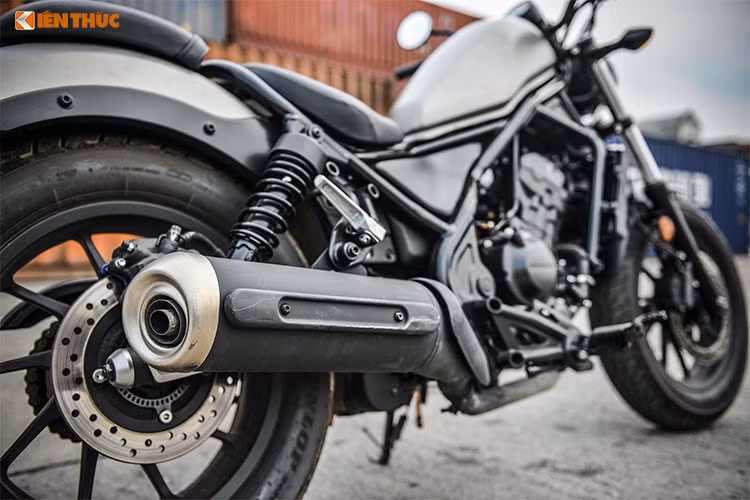 Hệ thống ống xả mới của Honda Rebel 300 tại Việt Nam được thiết kế dạng đơn thay cho ống xả đôi của những phiên bản trước. Các chi tiết khác như gác chân trước sau, hệ thống khung sườn, đầu đèn... phù hợp với tổng thể của chiếc xe và cho cảm giác khá bắt mắt. Gạt để chân dạng gãy bằng kim loại cho cả người ngồi trước và sau.