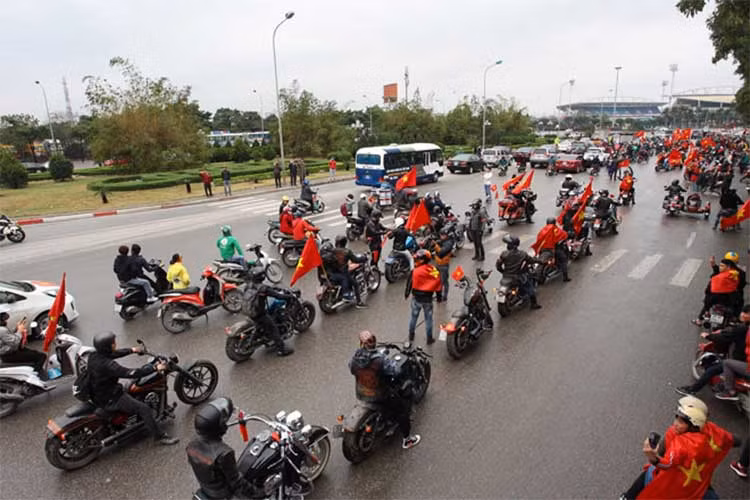 Đặc biệt, có cả trăm xe môtô phân khối lớn "hàng khủng" đến từ nhiều hội nhóm, câu lạc bộ tại Hà Nội và các tỉnh lân cận được trang trí cờ đỏ sao vàng cũng diễu hành cùng đoàn xe lên sân bay Nội Bài đón đội tuyển. 