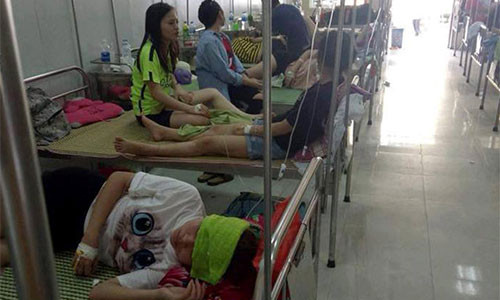Các sinh viên đang được điều trị tại Bệnh viện Đa Khoa Phúc Yên. Ảnh: Hoàng Đăng.