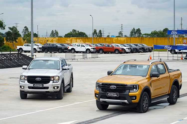  4. Ford Ranger: 1.276 xe Tháng 7 vừa qua, Ford Ranger bán được 1.276 xe, giảm 12% so với tháng trước. Kết quả này khiến Ranger tụt 3 bậc xuống vị trí thứ 4 trong bảng xếp hạng. Lũy kế 7 tháng đầu năm, Ford Ranger bán được 9.019 xe. Ford Ranger hiện đang được phân phối 6 phiên bản tại Việt Nam, bao gồm: XL, XLS, Sport, Wildtrak, Stormtrak và Raptor. Giá bán dao động từ 659 triệu - 1,299 tỷ đồng. 
