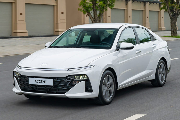  7. Hyundai Accent: 985 xe Mẫu sedan của Hyundai đạt doanh số trong tháng 7/2024 là 985 xe, tăng 1,7% so với tháng 6 (968 xe) và tụt xuống vị trí thứ 7 trong Top xe bán chạy. Lũy kế 7 tháng đầu năm 2024, đã có 5.973 xe Hyundai Accent được bán ra thị trường, dẫn đầu phân khúc sedan cỡ B. Accent thế hệ mới ra mắt thị trường Việt Nam tháng 5/2024. Xe được phân phối với 4 phiên bản, giá bán từ 439 đến 569 triệu đồng.