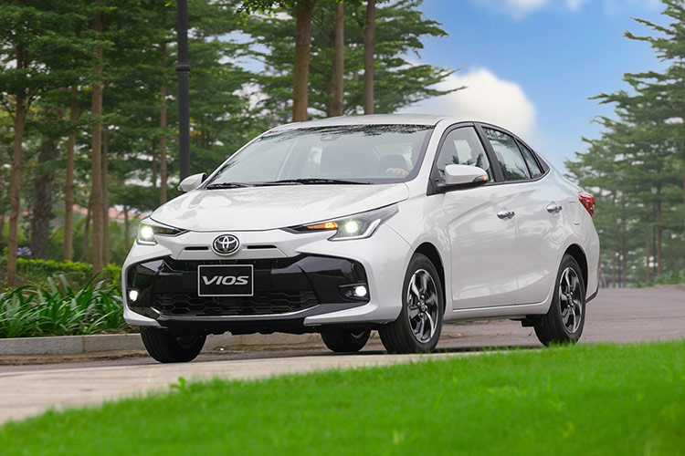  2. Toyota Vios: 1.745 xe Với doanh số đạt 1.745 xe, tăng gần 1.000 xe so với tháng trước, Toyota Vios đứng ở vị trí thứ 2 trên bảng xếp hạng và tăng 6 bậc so với tháng trước. Tính lũy kế từ đầu năm đến nay, Toyota Vios bán được 5.960 xe. Vios hiện đang bán tại Việt Nam là phiên bản nâng cấp nhẹ từ tháng 05/2023. Xe có giá dao động từ 458 - 545 triệu đồng cho 3 phiên bản (bao gồm E MT, E CVT và G CVT. 