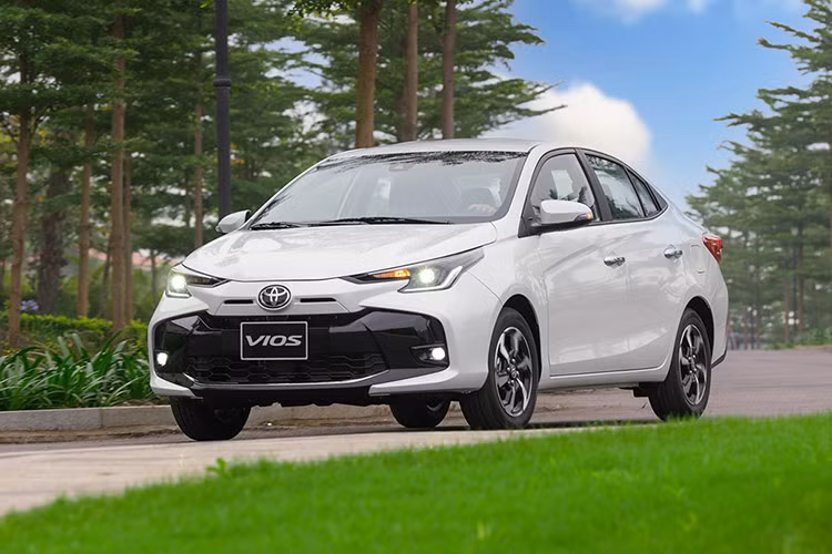  2. Toyota Vios: 1.745 xe Với doanh số đạt 1.745 xe, tăng gần 1.000 xe so với tháng trước, Toyota Vios đứng ở vị trí thứ 2 trên bảng xếp hạng và tăng 6 bậc so với tháng trước. Tính lũy kế từ đầu năm đến nay, Toyota Vios bán được 5.960 xe. Vios hiện đang bán tại Việt Nam là phiên bản nâng cấp nhẹ từ tháng 05/2023. Xe có giá dao động từ 458 - 545 triệu đồng cho 3 phiên bản (bao gồm E MT, E CVT và G CVT. 