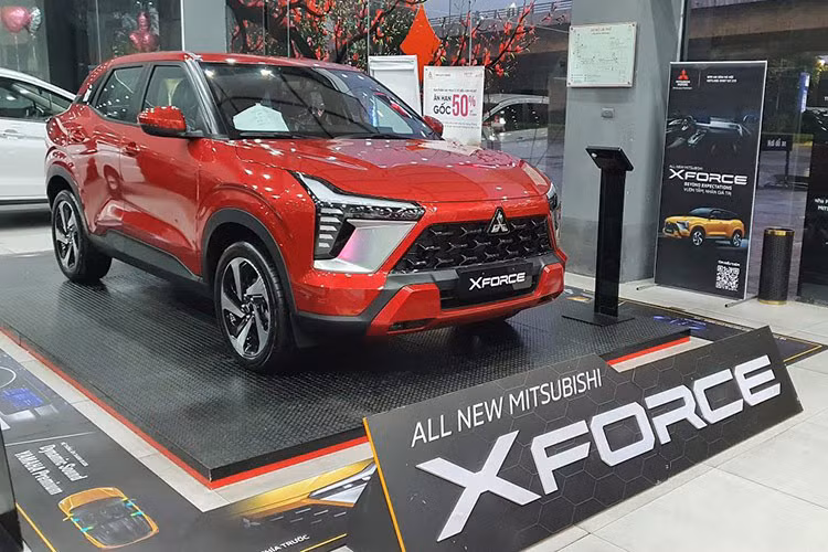  1. Mitsubsihi Xforce: 1.748 xe Trong tháng 7, Mitsubsihi Xforce đã bán được tổng cộng 1.748 xe, tăng 84% so với tháng trước. Với kết quả này, Mitsubishi Xforce trở thành mẫu ôtô bán chạy nhất Việt Nam trong tháng 7/2024. Tổng doanh số bán bán ra từ đầu năm cho đến hiện tại của Mitsubishi Xforce là 5.638 xe. Xforce được nhập khẩu từ Indonesia với 4 phiên bản GLX, Exceed, Premium và Ultimate, giá từ 599-705 triệu đồng.