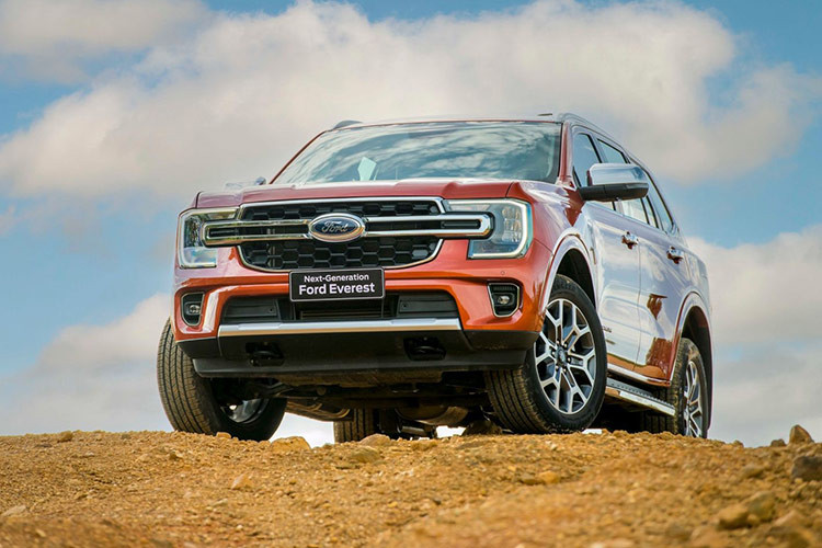  8. Ford Everest: 951 xe Với 951 xe được bán ra, Ford Everest có doanh tăng 15% so với tháng 6 (với 830 xe) và đứng ở vị trí thư 8 trong danh sách. Trong 7 tháng đầu năm, đã có 5.393 xe Ford Everest đến tay khách hàng. Everest có 6 phiên bản bao gồm: Ambiente, Sport, Titanium, Everest Titanium+, Wildtrak và Platinum. Giá các phiên bản từ 1,099-1,545 tỷ đồng.