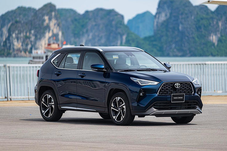  5. Toyota Yaris Cross: 1.242 xe Toyota Yaris Cross bán được 1.242 xe trong tháng 7/2024, tăng 53% so với tháng trước. Tổng cộng 7 tháng đầu năm 2024, Toyota Việt Nam bán được 4.992 xe Yaris Cross. Yaris Cross là mẫu B-SUV được nhập khẩu nguyên chiếc từ thị trường Indonesia vào cuối tháng 9/2023. Xe có 2 phiên bản cùng giá bán dao động từ 730-838 triệu đồng. 
