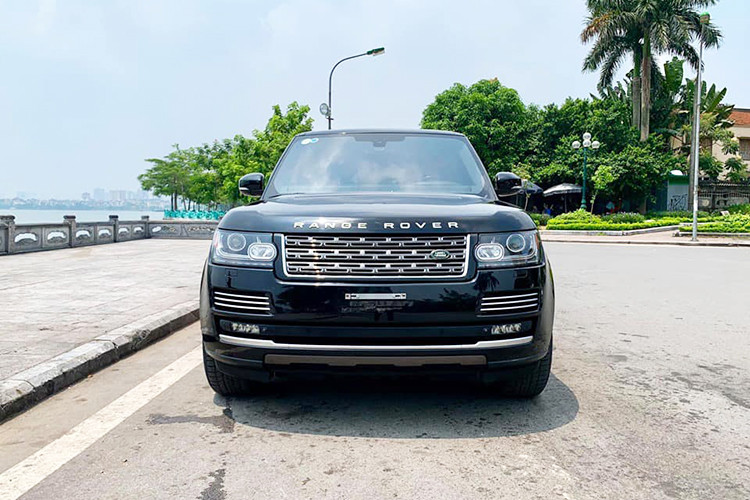 Về mặt thiết kế, chiếc Range Rover Autobiography LWB đang rao bán đã được chủ nhân trang bị một số chi tiết ngoại thất tương tự phiên bản Black Edition. Đầu tiên phải kể đến lưới tản nhiệt làm từ hợp kim mạ chrome sáng bóng, tiếp theo là bộ mâm 21 inch đa chấu cũng được sơn màu đen sáng tạo sự khác biệt so với những "người anh em" khác.