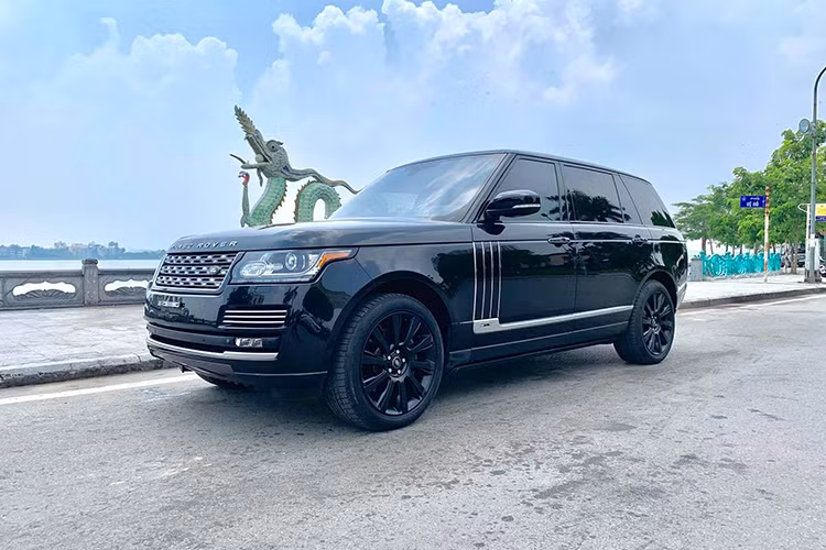 Tại Việt Nam, giá xe Range Rover Autobiography LWB động cơ 3.0 thiết kế 5 chỗ ngồi từng được Jaguar Land Rover Việt Nam bán với giá 8,7 tỷ đồng. Như vậy với phiên bản sử dụng động cơ 5.0L này, thuế TTĐB cao gấp đôi (55% và 110%), giá xe mua mới chắc chắn sẽ không dưới con số 10 tỷ đồng. Chiếc xe trong bài viết này hiện đang được chào bán khoảng hơn 6,1 tỷ đồng trên thị trường xe cũ.