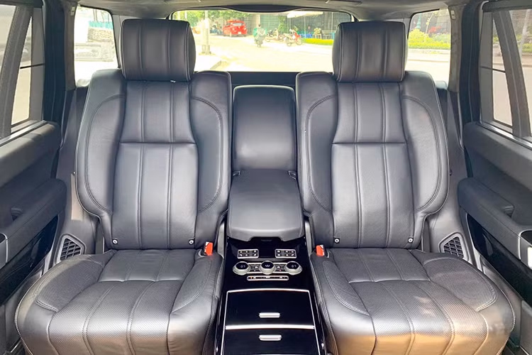 Chiếc Range Rover Autobiography LWB này được trang bị 4 chỗ ngồi. Khoang hành khách phía sau có thiết kế 2 chỗ ngồi riêng biệt. Chính giữa là vị trí ngăn cách tích hợp khay để cốc, ngăn để đồ, hộc lạnh, những nút bấm chức năng điều chỉnh ghế ngồi, giải trí. Khoang chứa đồ phía sau rộng rãi thoải mái có khả năng chứa nhiều đồ dùng cá nhân.