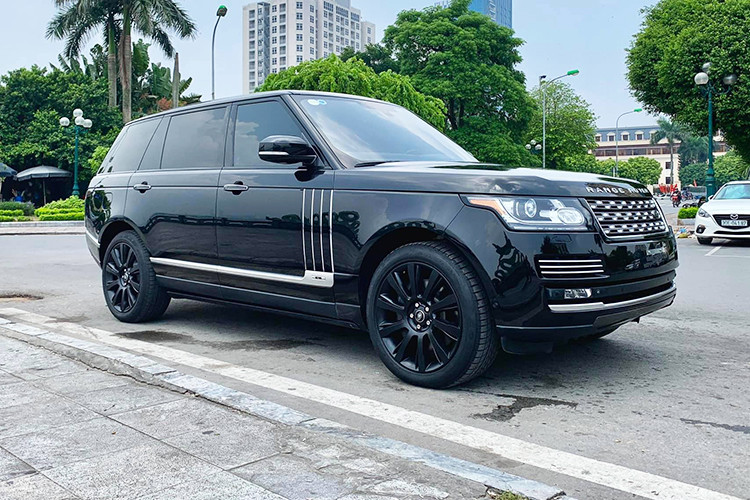 Mẫu xe Range Rover Autobiography là dòng SUV cỡ lớn hạng sang được rất nhiều đại gia Việt ưa chuộng, đặc biệt là phiên bản trục cơ sở kéo dài (LWB) với không gian khoang sau rộng và thoải mái hơn. Phiên bản trục cơ sở kéo dài của dòng xe Range Rover được giới thiệu lần đầu tiên vào năm 2013 và trở thành mẫu xe đắt nhất của Land Rover thời điểm đó.