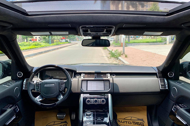 Nội thất của Range Rover Autobiography LWB được tạo thành từ những chất liệu cao cấp. Ghế ngồi bọc da màu da màu tối, tuy nhiên xe không được ốp gỗ mà thay bằng chất liệu nhựa đen cao cấp. Trung tâm cabin là màn hình cảm ứng 8 inch tích hợp nhiều công nghệ giải trí hiện đại.