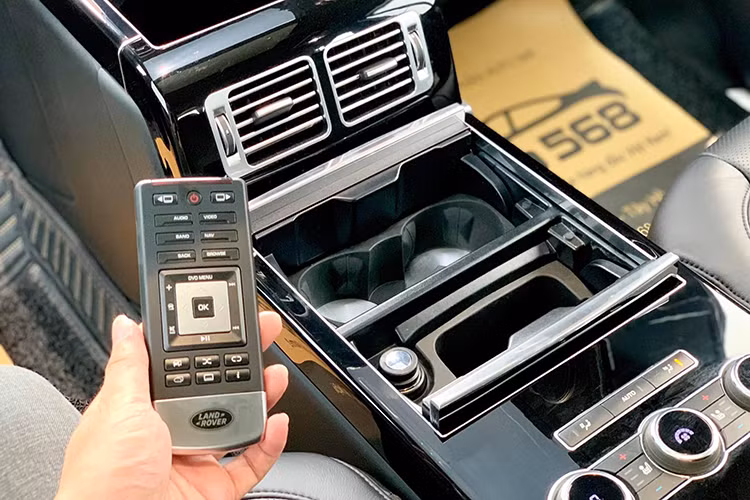 Xe được trang bị các hệ thống hiện đại như; chống bó cứng phanh ABS, phân bổ lực phanh điện tử EBD, cân bằng điện tử DSC, tay lái trợ lực điện tử EPAS, điều khiển lực kéo điện tử ETC, hỗ trợ phanh khẩn cấp/xuống dốc EBA và HDC, ổn định xe khi chuyển hướng CBC...