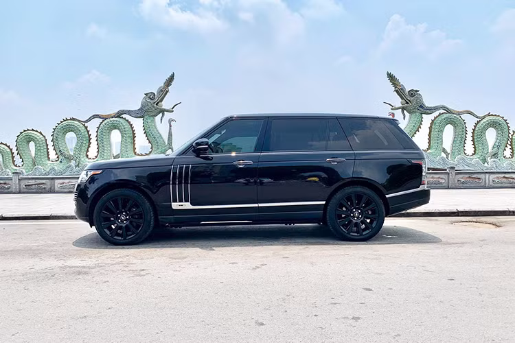 Mới đây trên sàn xe cũ, một showroom ôtô nhập khẩu đã chào bán một chiếc SUV hạng sang Range Rover Autobiography LWB bản 4 chỗ ngồi đời 2014. Theo phía bán xe cho hay, đây là phiên bản full option mới được đăng ký năm 2017, chiếc xe còn khá mới và nguyên bản. Đáng chú ú, nó chỉ mới lăn bánh khoảng hơn 1 vạn km.