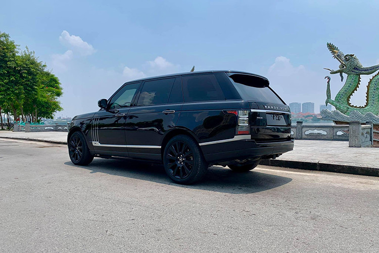Range Rover Autobiography LWB được trang bị động cơ V8 5.0L SuperCharged sản sinh công suất tối đa 510 mã lực, hệ dẫn động 4 bánh đi kèm hộp số tự động 8 cấp. Land Rover công bố thời gian tăng tốc từ 0 lên 100 km/h trong vòng 5,4 giây trước khi đạt tốc độ tối đa 225 km/h. Tiêu thụ nhiên liệu đường hỗn hợp ở mức 14,9 lít cho 100 km.