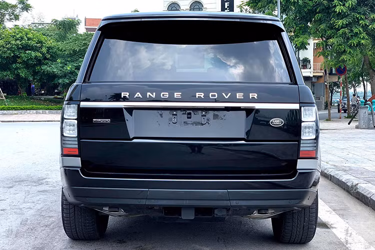 Cụm đèn pha sử dụng bóng Bi-HID đi kèm dải đèn LED định vị. Trên tấm ốp kim loại tại cột A có thêm logo chữ L nhằm phân biệt bản LWB và bản tiêu chuẩn. Gương chiếu hậu chỉnh điện, tích hợp dải đèn LED báo rẽ, camera 360 độ. Bậc lên xuống đóng/mở thông qua hệ thống điện. Cụm đèn hậu dạng LED. Đuôi xe thiết kế vuông vức, vừa tạo sự cân đối vừa giúp tăng không gian cho khoang chứa đồ bên trong.