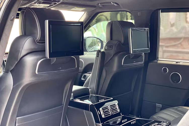 Ghế lái của xe được thiết kế chỉnh điện đa hướng, nhớ 3 vị trí. Chiếc Range Rover Autobiography LWB 2014 còn được trang bị 2 hộc lạnh có khả năng chứa vừa 4 chai nước 500ml. Hệ thống âm thanh cao cấp Meridian, ngoài ra xe còn có cửa sổ trời toàn cảnh chỉnh điện phía trên.