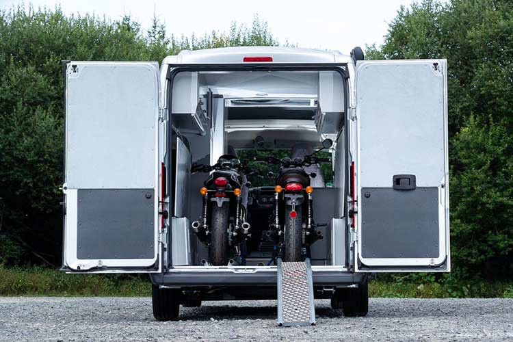 Được biết, Flexebu là hãng chuyên cung cấp phụ kiện dã ngoại Đức đem lại những trang bị cắm trại cơ bản cho Jumper Biker Solution như khu vực bếp ngay sau cửa kéo, trần xe nâng lên kèm giường làm chỗ ngủ, bạt kéo che nắng mưa của Thule và hệ thống đường điện cùng ắc quy riêng biệt.