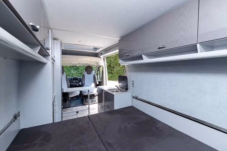 Phần ray phía sau xe sẽ giúp người dùng dễ dàng kéo được 2 xe mô tô lên thùng sau một cách nhẹ nhàng và sẵn sàng lên đường phiêu lưu chỉ trong tích tắc. Hệ thống chuyên chở mô tô này tất nhiên cũng sẽ hạn chế lại không gian sử dụng của xe hơn so với các mẫu xe cắm trại khác.