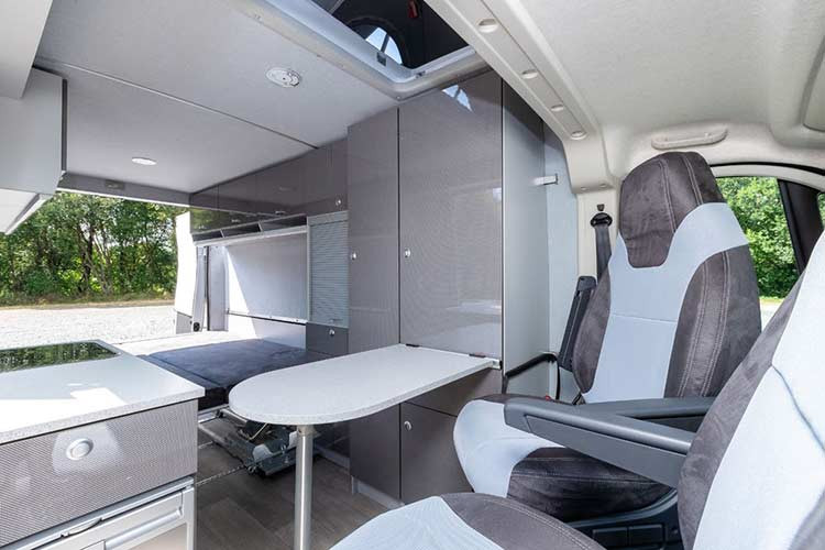 Khuyết thiếu nhà vệ sinh hay ghế dài phía sau xe nhưng Biker Solution vẫn sở hữu bàn ăn gập, ghế trước có khả năng xoay. Tuy nhiên trên mẫu xe cắm trại này, nó cũng được trang bị một khu vực bếp, cùng các thiết bị như bồn rửa cùng tủ lạnh mini và các tủ chứa đồ khác...