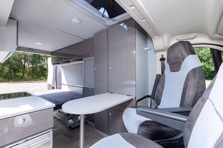 Khuyết thiếu nhà vệ sinh hay ghế dài phía sau xe nhưng Biker Solution vẫn sở hữu bàn ăn gập, ghế trước có khả năng xoay. Tuy nhiên trên mẫu xe cắm trại này, nó cũng được trang bị một khu vực bếp, cùng các thiết bị như bồn rửa cùng tủ lạnh mini và các tủ chứa đồ khác...