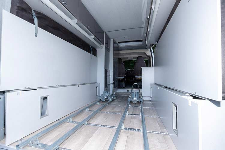 Nếu không để xe lên thùng, người dùng có thể tối đa không gian sinh hoạt bằng cách hạ bộ thảm gập hai bên xuống thành bộ giường đôi, kết hợp với chiếc giường đôi trên trần xe khiến cho Biker Solution có chỗ ngủ cho 4 người vào buổi tối và chở được 2 người cùng 2 môtô ban ngày.