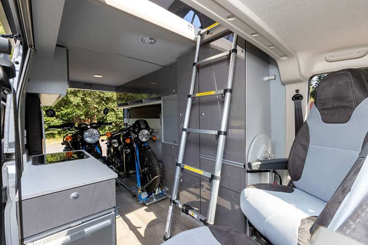 Tuy nhiên, điều khiến mẫu xe Citroen Jumper Biker Solution này khác biệt so với các đối thủ cùng phân khúc xe cắm trại cỡ trung, đó chính là ở khu vực thùng hàng ở phía sau. Tại đây, nhà sản xuất Flexebu thiết kế một hệ thống chuyên chở mô tô hoạt động bằng các tời điện.