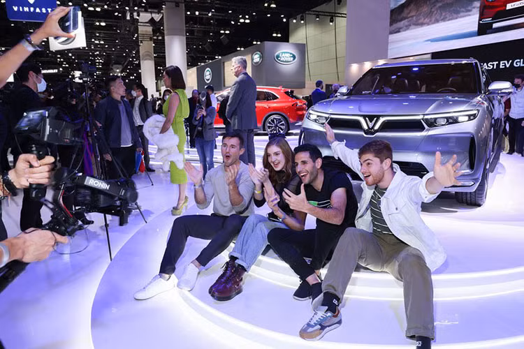 Ngoài ra, Nas Daily - Youtuber nổi tiếng với các video “1 phút” với hơn 20 triệu người theo dõ, khi trả lời truyền thông cũng đã thể hiện sự phấn khích của mình đối với 2 mẫu xe điện VF e35 và VF e36. “Truyền thông thế giới không lạ gì VinFast vì trước đó hãng đã sản xuất xe xăng. Ở lần ra mắt này, VinFast nhận được sự quan tâm rất lớn vì sản xuất và hoàn thiện mẫu xe điện trong chưa đến 1 năm, đó là điều ấn tượng và là lý do tôi có mặt ở đây hôm nay".