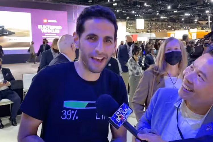 "Xe điện của VinFast sẽ sớm phủ khắp châu Âu và Mỹ, hàng tỷ chiếc sẽ lăn bánh trên đường", Nas Daily chia sẻ. "Trước tháng 5/2022, tôi sẽ có mặt tại Việt Nam để lái thử 2 mẫu xe này".