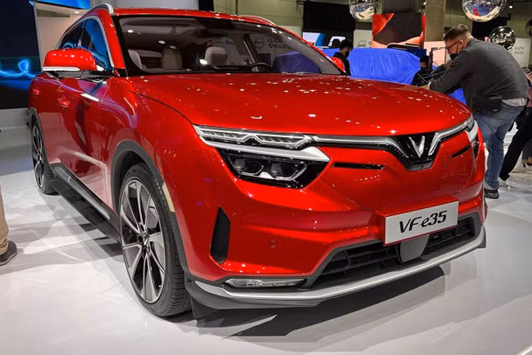 VinFast VF e35 gây ấn tượng với hình dáng mềm mại cùng những đường cong được nhấn nhá và được làm nổi bật bởi các đường lượn sắc nét, tạo nên sự mạnh mẽ và chuyển động tốc độ tiến về phía trước cho thiết kế. Sự hài hòa này tạo ra một vẻ đẹp mà mà ngôn ngữ thiết kế gọi là “cân bằng động”.