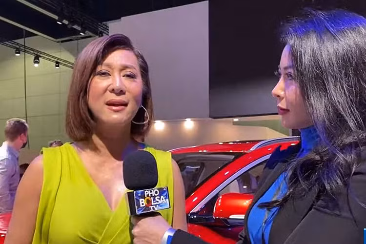 “Xa quê hương 40 năm, tôi không ngờ có một ngày được chiêm ngưỡng một mẫu xe của người Việt tại đây. Công tâm mà nói thì 2 mẫu xe của VinFast quá đẹp, đặc biệt là VF e36, không thua gì một chiếc SUV của Mỹ", đại diện một gia đình đến từ Huntington Beach (California) chia sẻ. 