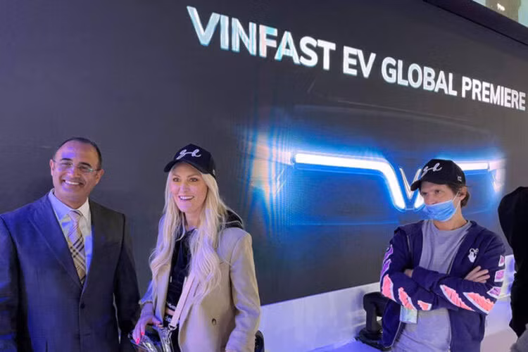 Supercar Blondie - nữ Youtuber nổi tiếng trong ngành xe với 42 triệu người theo dõi còn bày tỏ quan điểm rằng xe điện của VinFast sẽ thành công hơn ở khu vực Dubai nói riêng hay cả khu vực Trung Đông nói chung. “"Thậm chí, VF e35 và VF e36 có thể thành công tại Trung Đông vì khu vực này đang tập trung phát triển xe điện", cô chia sẻ.