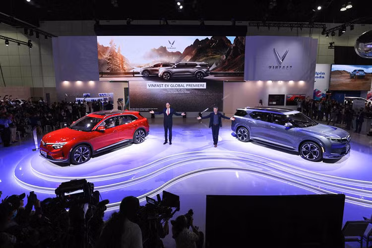 Trong khi đó, mẫu xe SUV điện VF e36 lại hút ánh nhìn với vẻ đẹp khỏe khắn và tiện dụng. Các chi tiết trên xe VF e36 cho phép cải thiện khí động học và mở rộng phạm vi xe điện, bao gồm “màn gió” ở mui và phần đầu xe để chuyển hướng không khí từ các khu vực có lực cản cao; tay nắm cửa, kính và đường viền phẳng với thân xe; mái dốc khí động học và kính bên thuôn…