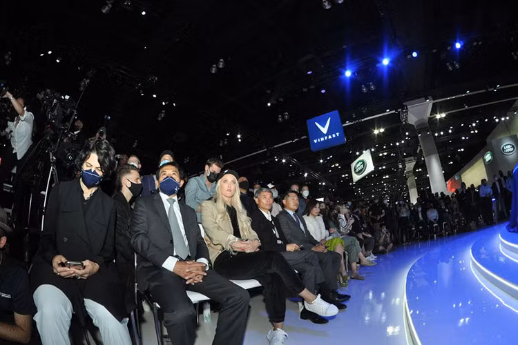 Bên cạnh đó thì một số khách mời là chuyên gia trong lĩnh vực ôtô và những người nổi tiếng trên toàn thế giới cũng tỏ ra hào hứng trước sự xuất hiện của bộ đôi xe điện VinFast VF e35 và VF e36.