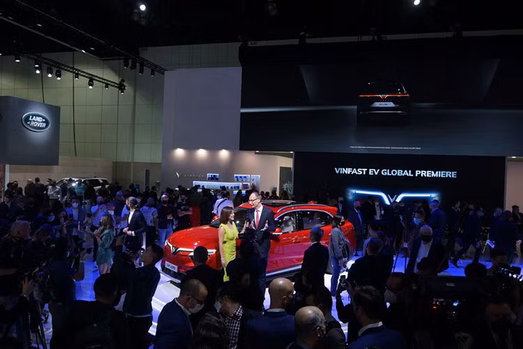 Sáng ngày 18/11 vừa qua, cặp đôi xe điện “made in Việt Nam” tới từ thương hiệu VinFast đã chính thức được “vén màn” tại triển lãm Los Angeles Auto Show 2021. Sự kiện này được xem như những bước khởi đầu cho chiến lược chinh phục thị trường ôtô quốc tế của VinFast Việt Nam, trước khi mở rộng sang Canada và châu Âu trong tương lai.