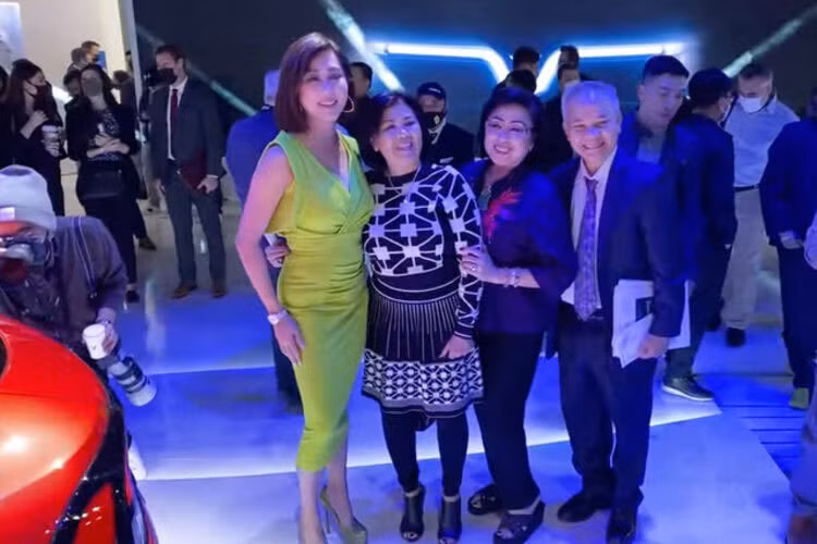 Cô tỏ ra rất thích thú và ưu tiên đặt niềm tin vào sản phẩm nước nhà:” Tôi đã order một chiếc Tesla nhưng có lẽ tôi sẽ không mua Tesla nữa. Tôi sẽ đợi đến năm sau và mua một trong hai mẫu xe của VinFast vì muốn ủng hộ hãng xe Việt". Sự kiện ra mắt lần này cũng có sự góp mặt của cộng đồng cũng như các kênh truyền thông của người Việt tại Mỹ. Đa số họ đều cảm thấy rất hãnh diện với những gì mà nhà sản xuất ôtô Việt Nam đã làm được. 