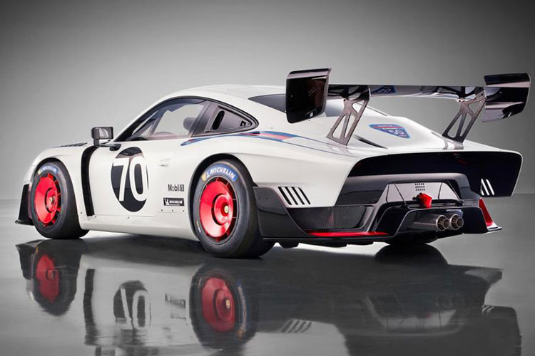 Thậm chí cả màu sơn của chiếc xe mới này cũng mang màu trắng với các sọc đỏ và xanh tương tự như xe đua Lemans của năm 1978 trước đây.