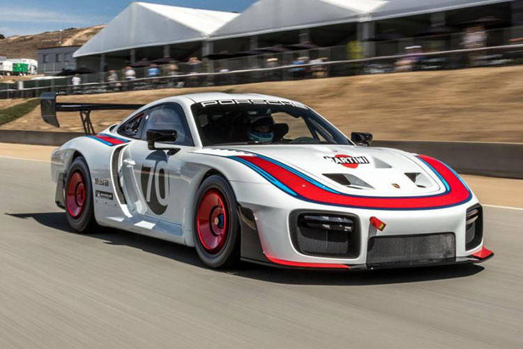 Hãng Porsche đã lựa chọn khối động cơ Boxer 6 xi-lanh, tăng áp kép, dung tích 3,8 lít, sản sinh công suất tối đa lên đến 700 mã lực và mô-men xoắn cực đại đạt 750 Nm của 911 GT2 RS để trang bị cho Porsche 935.