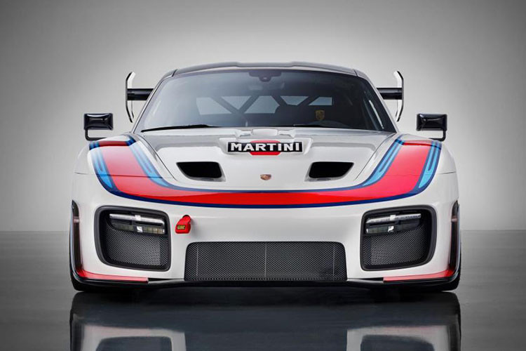 Porsche 935 cũng đã được kéo dài ra so với Porsche 911 GT2 RS. Cụ thể, kích thước của chiếc 935 có chiều dài 4.865 mm và rộng 2.034 mm