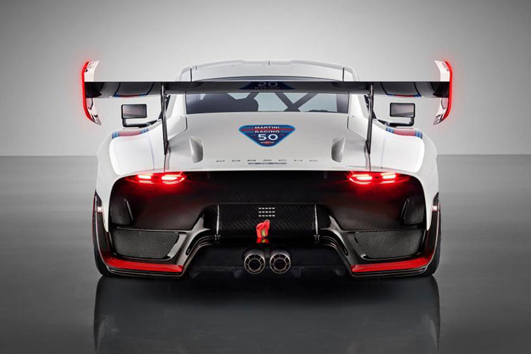 Chiều dài cơ sở 2.457 mm. Đèn pha bị loại bỏ thay vào đó là những đèn LED nhỏ, cánh gió đuôi cỡ lớn đặc trưng của các mẫu xe đua Lemans. Ống xả bằng titan được sản xuất từ những chiếc 908 năm 1968.