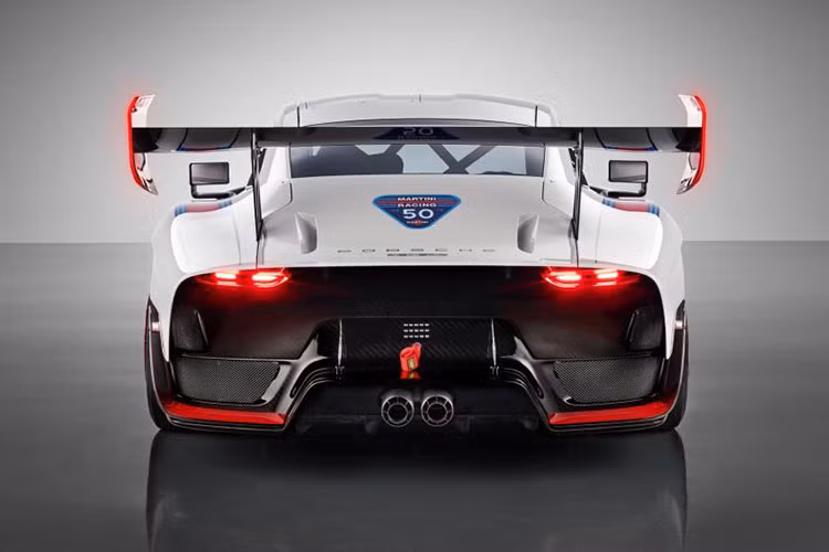 Chiều dài cơ sở 2.457 mm. Đèn pha bị loại bỏ thay vào đó là những đèn LED nhỏ, cánh gió đuôi cỡ lớn đặc trưng của các mẫu xe đua Lemans. Ống xả bằng titan được sản xuất từ những chiếc 908 năm 1968.