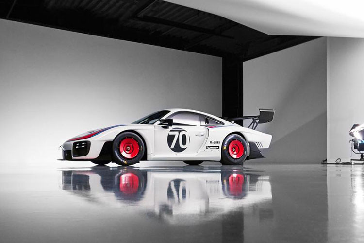 Hãng xe thể thao Đức đang kỷ niệm sinh nhật lần thứ 70 của mình, cũng chính vì thế mà họ mới giới thiệu mẫu siêu xe Porsche 935 theo phong cách xe đua Lemans tại sự kiện Porsche Rennsport Reunion, diễn ra từ ngày 27 đến 30/9 tại đường đua Laguna Seca ở California, Hoa Kỳ.