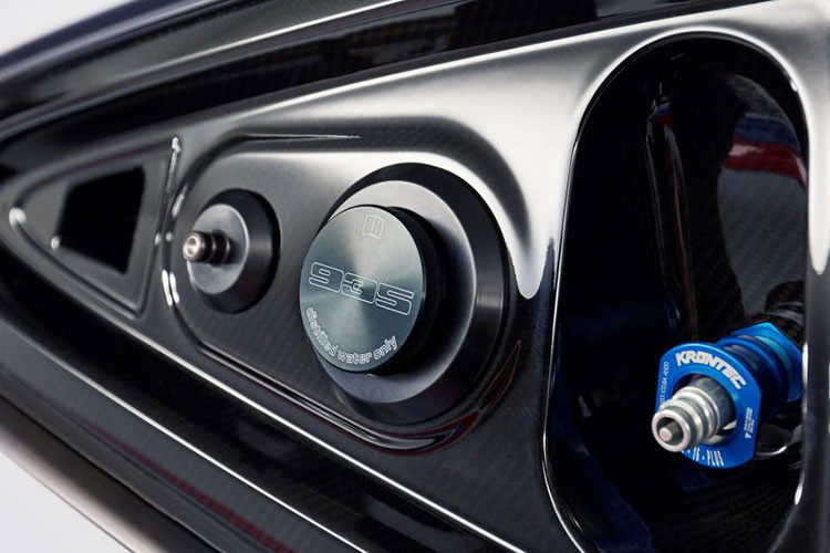 Buồng lái của Porsche 935 mang đậm chất xe đua với các chi tiết sử dụng vật liệu nhẹ bằng carbon và kim loại nhẹ... các chi tiết khác thiết kế mang đậm phong cách của mẫu xe đua đình đám nhà Porsche trước đây nhưng hiện đại và phong cách hơn khá nhiều.