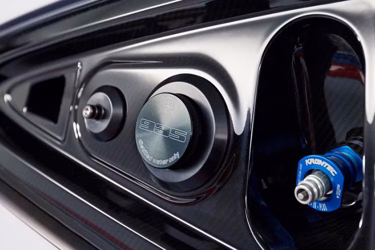 Buồng lái của Porsche 935 mang đậm chất xe đua với các chi tiết sử dụng vật liệu nhẹ bằng carbon và kim loại nhẹ... các chi tiết khác thiết kế mang đậm phong cách của mẫu xe đua đình đám nhà Porsche trước đây nhưng hiện đại và phong cách hơn khá nhiều.