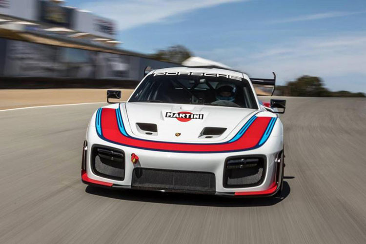 Điều ngạc nhiên chính là việc hộp số PDK kép ly hợp bảy tốc độ vẫn được trang bị cho mẫu xe độc đáo được sản xuất giới hạn chì 77 chiếc này.