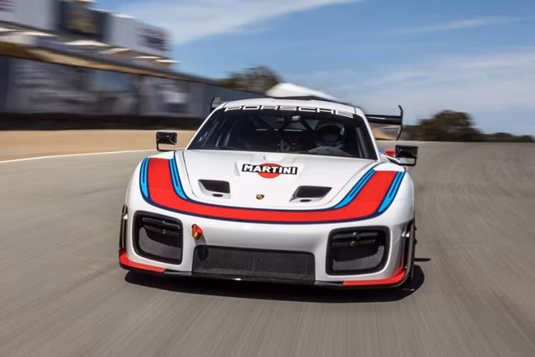 Điều ngạc nhiên chính là việc hộp số PDK kép ly hợp bảy tốc độ vẫn được trang bị cho mẫu xe độc đáo được sản xuất giới hạn chì 77 chiếc này.