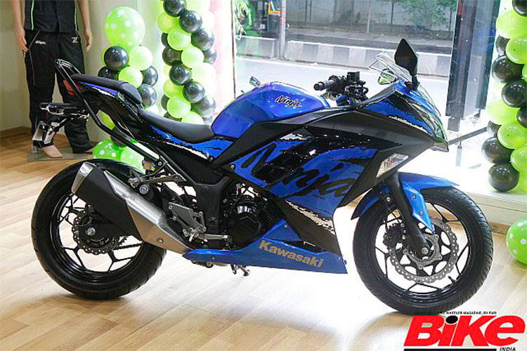 Có thể nói "không ngoa" rằng trong phân khúc sportbike 250-300 cc, Kawasaki Ninja 300 là một trong những chiếc xe đẹp nhất. Trên phiên bản nâng cấp được nội địa hoá tại thị trường Ấn Độ này, kích thước cùng các chi tiết bên ngoài của xe không thay đổi ngoài dàn áo và tem mới.