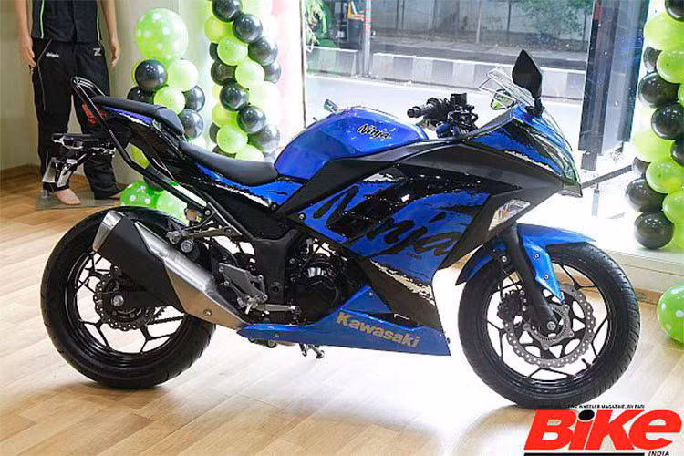 Có thể nói "không ngoa" rằng trong phân khúc sportbike 250-300 cc, Kawasaki Ninja 300 là một trong những chiếc xe đẹp nhất. Trên phiên bản nâng cấp được nội địa hoá tại thị trường Ấn Độ này, kích thước cùng các chi tiết bên ngoài của xe không thay đổi ngoài dàn áo và tem mới.