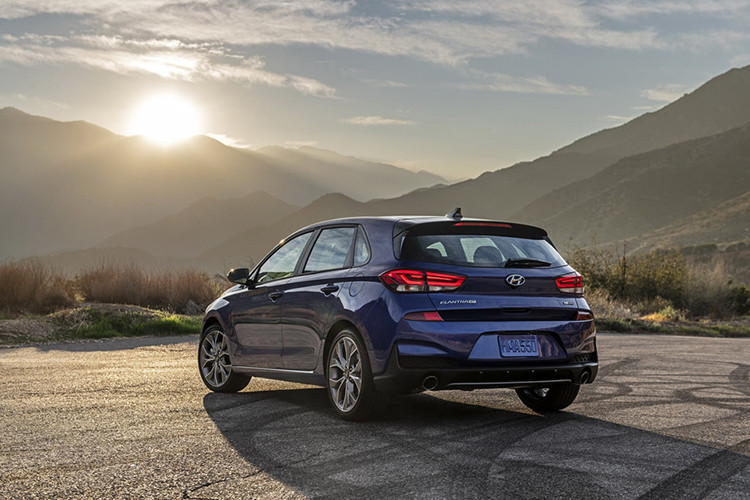 Nhưng những nâng cấp quan trọng nhất của Hyundai Elantra GT N Line là ở phần khung xe. Huyndai cho biết Elantra GT N Line có giá đỡ cứng hơn cho động cơ và hệ truyền động, các thanh gia cố được bổ sung trước sau.